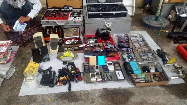 Bên cạnh hàng "ve chai", những món hàng bị mất đôi khi cũng có thể tìm thấy ở đây. Bên cạnh hàng "ve chai", những món hàng bị mất đôi khi cũng có thể tìm thấy ở đây.