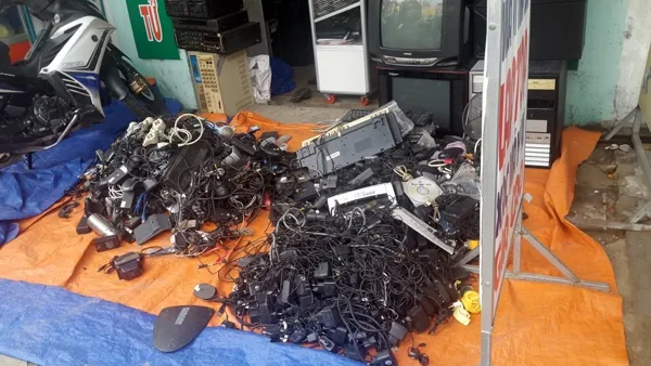 ...cửa hàng khác lại chuyên sạc và TV ...cửa hàng khác lại chuyên sạc và TV