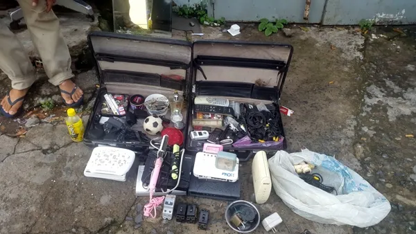 Chỉ cần hai chiếc valy nhỏ và mớ đồ cũ là có thể "mở tiệm" ở khu chợ này. Chỉ cần hai chiếc valy nhỏ và mớ đồ cũ là có thể "mở tiệm" ở khu chợ này.