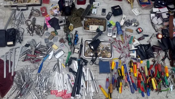 Đủ thứ hàng linh tinh: điện thoại, máy cạo râu, đèn pin, máy tính, máy ảnh, remote máy lạnh, tuốc nơ vít, kéo, dao... Đủ thứ hàng linh tinh: điện thoại, máy cạo râu, đèn pin, máy tính, máy ảnh, remote máy lạnh, tuốc nơ vít, kéo, dao...