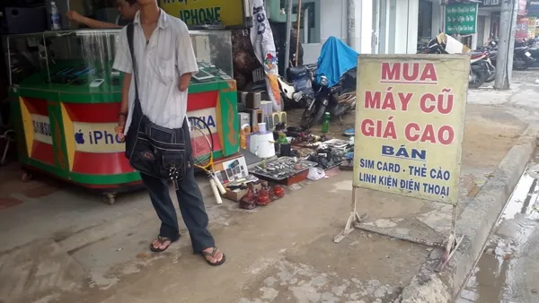 Cửa hàng lớn và cửa hàng lề đường cùng nằm cạnh nhau. Cửa hàng lớn và cửa hàng lề đường cùng nằm cạnh nhau.