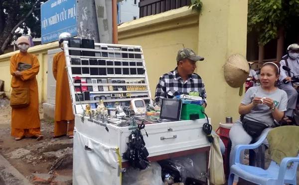 Đa số hàng hóa khu vực này đều là hàng cũ, lỗi mốt, hoặc hàng nhái, phục vụ khách hàng bình dân. Đối với các món độc, lạ thì phải người sành sỏi mới phân biệt được. Đa số hàng hóa khu vực này đều là hàng cũ, lỗi mốt, hoặc hàng nhái, phục vụ khách hàng bình dân. Đối với các món độc, lạ thì phải người sành sỏi mới phân biệt được.