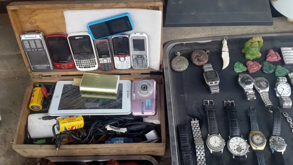 Hầu hết các va ly bán hàng đều có bán điện thoại di động bên cạnh các món kinh doanh chính. Hầu hết các va ly bán hàng đều có bán điện thoại di động bên cạnh các món kinh doanh chính.