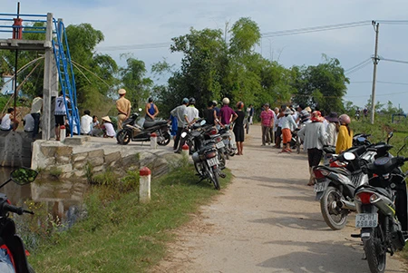 Phát hiện thi thể một bé trai nổi trên kênh ảnh 2