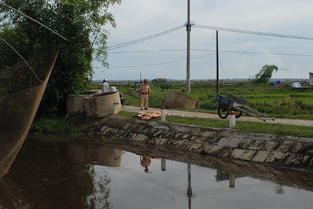 Phát hiện thi thể một bé trai nổi trên kênh ảnh 1