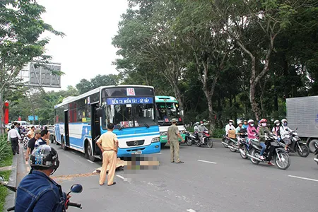 Xe buýt cán chết người, cửa ngõ Tân Sơn Nhất kẹt cứng ảnh 1