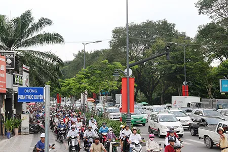 Xe buýt cán chết người, cửa ngõ Tân Sơn Nhất kẹt cứng ảnh 3