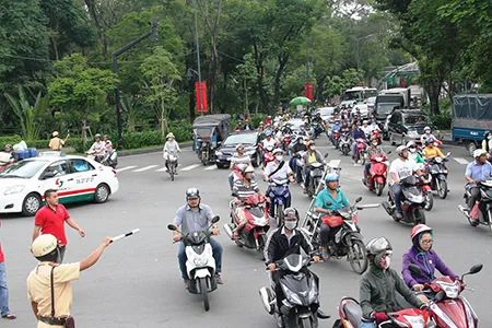 Xe buýt cán chết người, cửa ngõ Tân Sơn Nhất kẹt cứng ảnh 2