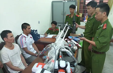 Hai đạo chích công sở sa lưới ảnh 1