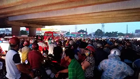 Người dân trú mưa, giao thông ùn tắc ảnh 1