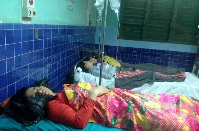 Bệnh nhân bị ngộ độc do ăn bánh mì, cấp cứu tại Bệnh viện Việt Nam – Cu Ba Đồng Hới - Ảnh: Nhật Minh