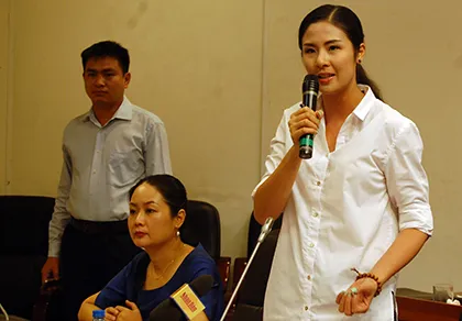 Hoa hậu Ngọc Hân góp ý dự thảo văn kiện Đại hội Đảng ảnh 1