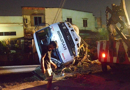 Thoát chết thần kỳ khi xe máy bị xe ben cán nát ảnh 1