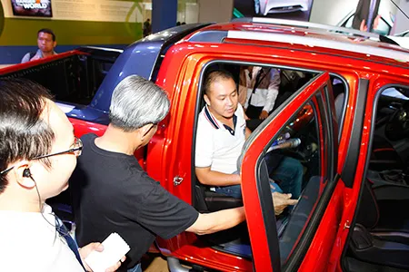 Người giàu Việt rủ nhau mua xe sang 'né' thuế ảnh 1