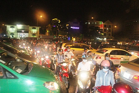 Kẹt xe kinh hoàng ở cửa ngõ sân bay Tân Sơn Nhất ảnh 14