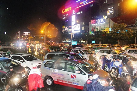 Kẹt xe kinh hoàng ở cửa ngõ sân bay Tân Sơn Nhất ảnh 5