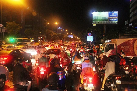 Kẹt xe kinh hoàng ở cửa ngõ sân bay Tân Sơn Nhất ảnh 8