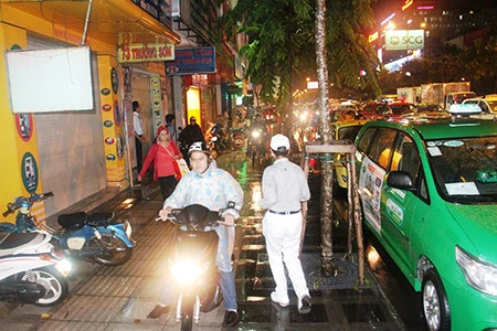 Kẹt xe kinh hoàng ở cửa ngõ sân bay Tân Sơn Nhất ảnh 9