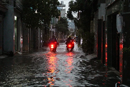 Mưa lớn kèm gió giật mạnh, Sài Gòn lại ngập nặng ảnh 6