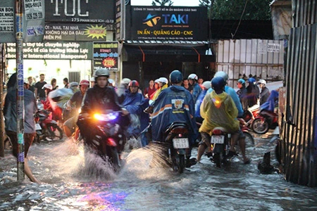 Mưa lớn kèm gió giật mạnh, Sài Gòn lại ngập nặng ảnh 4
