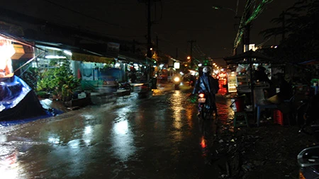 Mưa lớn kèm gió giật mạnh, Sài Gòn lại ngập nặng ảnh 7