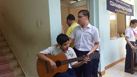 'Cửa hàng' đồng giá 5.000 đồng của học sinh khiếm thị ảnh 3