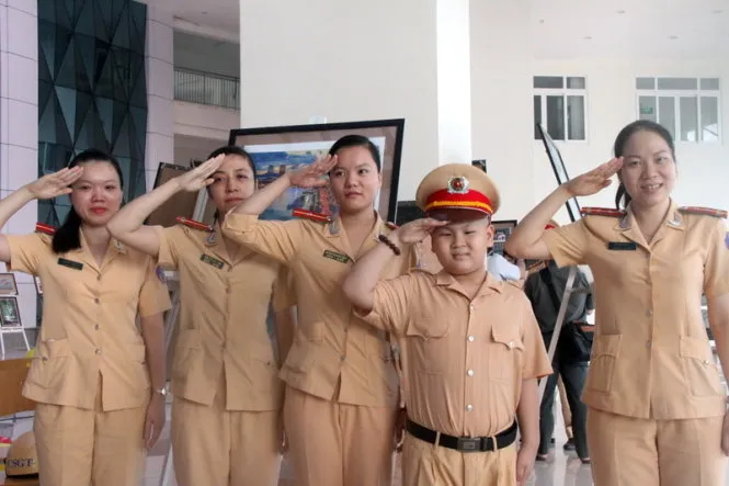 Dũng cùng các cô CSGT chào mọi người - Ảnh: Đoàn Cường