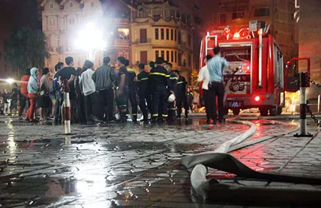 Cháy lớn tại tòa nhà CT1 Vimeco trong đêm tối ảnh 1