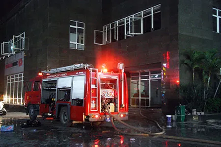 Cháy lớn tại tòa nhà CT1 Vimeco trong đêm tối ảnh 4