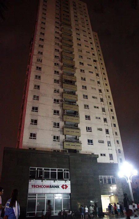 Cháy lớn tại tòa nhà CT1 Vimeco trong đêm tối ảnh 2