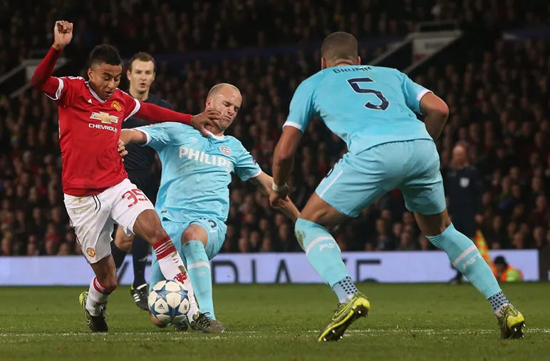 Hòa nhạt nhẽo, MU đứng trước nguy cơ bị loại ảnh 1