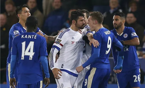 Pha xô xát giữa Costa và Vardy. ẢnhReuters. chelsea-cui-dau-truoc-doi-nhat-bang-leicester-2