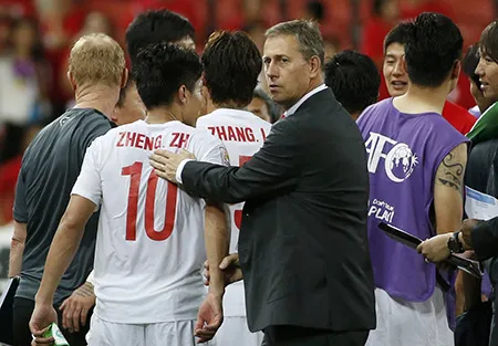 Thành tích tệ hại, Trung Quốc sa thải HLV trưởng người Pháp ảnh 1