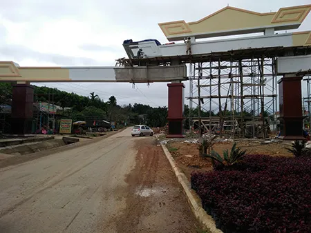 Xây cổng chào tiền tỉ mừng ngày thành lập huyện ảnh 3
