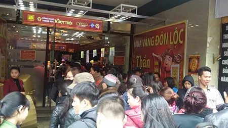 Chen nhau mua vàng lấy 'vía' thần tài đầu năm ảnh 22