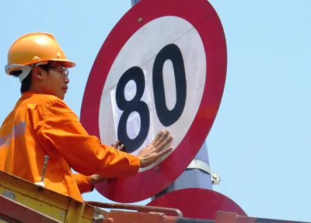 TP.HCM dọn 'rừng' biển báo ảnh 2