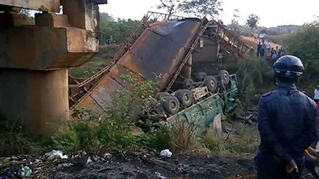 Sập cầu, xe chở cát và một học sinh rơi xuống dòng sông cạn ảnh 2