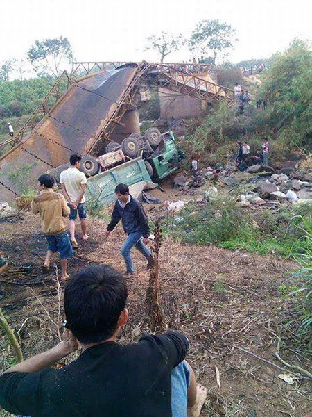 Sập cầu, xe chở cát và một học sinh rơi xuống dòng sông cạn ảnh 4