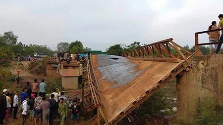 Sập cầu, xe chở cát và một học sinh rơi xuống dòng sông cạn ảnh 5