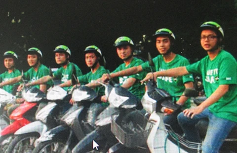 Tài xế Grab Bike thường xuyên bị 'bắt chẹt' ở sân bay ảnh 1