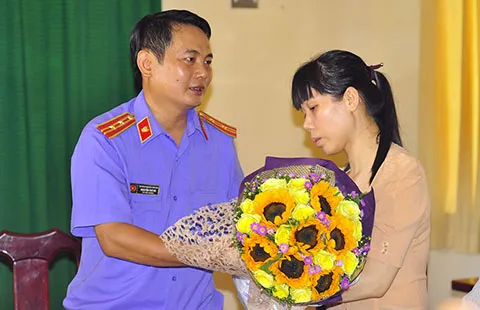 Chủ đầm tôm không nhận lời xin lỗi và trả lại hoa ảnh 1