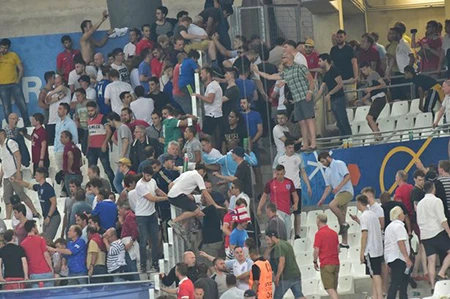 Nóng: Nga bị UEFA phạt nặng vì cổ động viên làm loạn ảnh 3