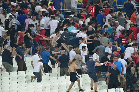 Nóng: Nga bị UEFA phạt nặng vì cổ động viên làm loạn ảnh 11