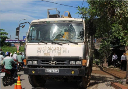 ​Hai chiếc xe cẩu công trình hầm chui tự trôi gây tai nạn ảnh 1