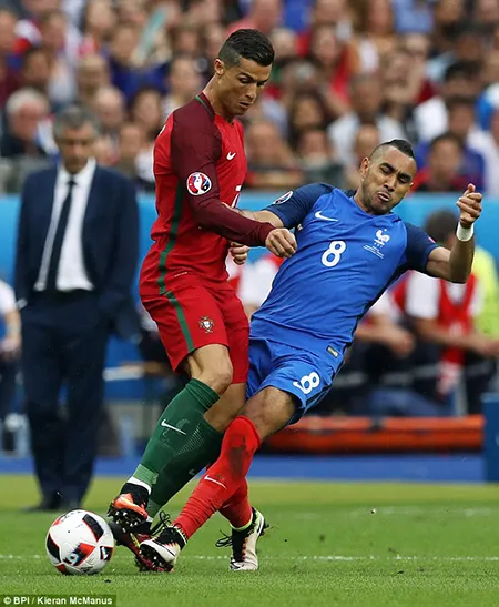 Ronaldo 3 lần bật khóc trong trận chung kết Euro 2016 ảnh 1