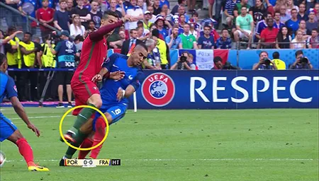 Ronaldo 3 lần bật khóc trong trận chung kết Euro 2016 ảnh 2