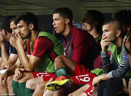 Ronaldo 3 lần bật khóc trong trận chung kết Euro 2016 ảnh 13