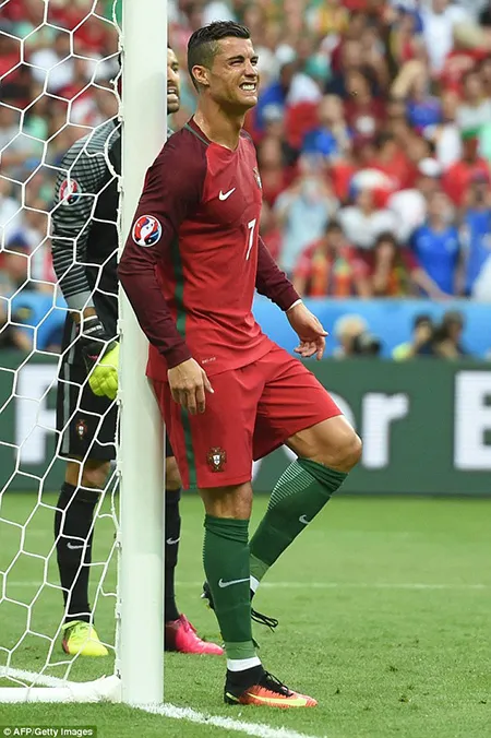 Ronaldo 3 lần bật khóc trong trận chung kết Euro 2016 ảnh 6