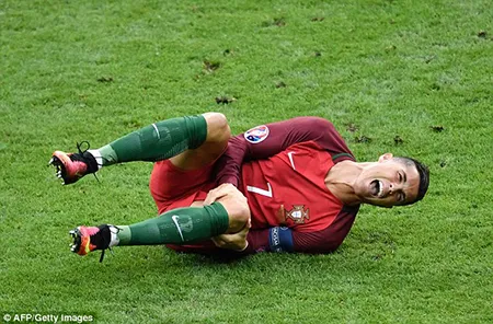 Ronaldo 3 lần bật khóc trong trận chung kết Euro 2016 ảnh 4
