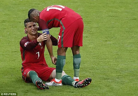 Ronaldo 3 lần bật khóc trong trận chung kết Euro 2016 ảnh 5